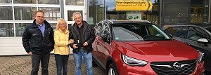 Thomas Kr&uuml;ger vom Osteroder OPEL-Haus unserer Peter-Gruppe &uuml;bergab k&uuml;rzlich den Grandland X an Hans-J&uuml;rgen Vogt und dessen Frau. Der Firefighter berichtete anschlie&szlig;end von seinem spektakul&auml;ren Hobby.