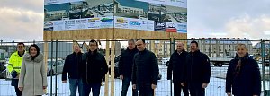 Gemeinsam mit Vertretern der Stadt und Dessauer Mitarbeitern gaben Helmut und Andreas Peter mit der Enth&uuml;llung des Baustellenschildes den offiziellen Startschuss f&uuml;r den Baubeginn. 