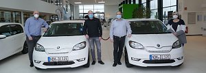 Diakonie-Gesch&auml;ftsf&uuml;hrer Michael G&ouml;rk (2.v.l.) nahm die elektrisch betriebenen Skoda Citigo von Centerleiter Torsten Wiesner (2.v.r.) in Empfang. F&uuml;r Doreen Klamereck und Maik Schmidt war es ein ganz neues Fahrgef&uuml;hl, ein beinahe lautloses Fahrzeug zu steuern.