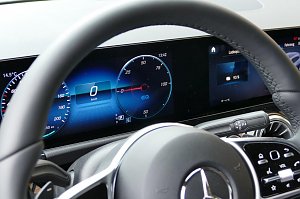 Der Blick auf die Anzeigen "EQ", "Ladeoptionen", "Charge" oder "Batterie" in der Armatur identifiziert das Fahrzeug eindeutig als elektrobetrieben.