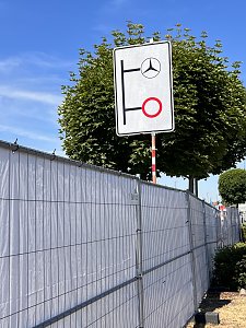 Auf Grund des Umbaus &auml;ndern sich auch die Zufahrtswege. Zur Pkw-Annahme gelangen Sie nun &uuml;ber die LKW-Einfahrt. 