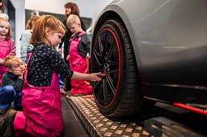 Kleine Hände, große Zukunft Kita-Kinder erleben spannenden Vormittag im Autohaus