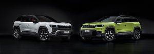 Zwei neue Jeep Compass SUV-Modelle nebeneinander vor schwarzem Hintergrund � links in Wei&szlig;, rechts in auff&auml;lligem Neongr&uuml;n, beide mit modernen LED-Frontscheinwerfern und markantem K&uuml;hlergrill.