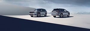 Das Bild zeigt den neuen Mitsubishi Outlander. Es sind zwei silbergraue Mitsubishi Outlander abgebildet � einer von vorne, einer von hinten � vor einer weiten, hellen Landschaft.