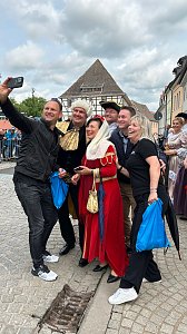 Beim Festumzug in Sondershausen herrschte beste Stimmung das Team des Autohauses Peter machte ein Selfie mit Teilnehmern in historischen Kostümen. Ein tolles Miteinander von Tradition und Moderne!