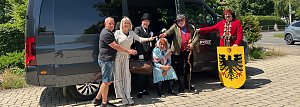 Die Rolandgruppe in historischen Kost&uuml;men steht mit einer Vertreterin des Autohaus Peter und einem Fahrer vor einem Mercedes-Benz Sprinter. &Uuml;bergabe des Fahrzeugschl&uuml;ssels f&uuml;r die traditionelle Tour durch die Altenheime zum Rolandsfest.