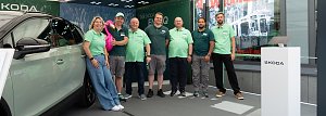 Gruppenbild der gut gelaunten Skoda-Roadshow-Crew beim Rolandsfest 2025 auf der B&uuml;hne