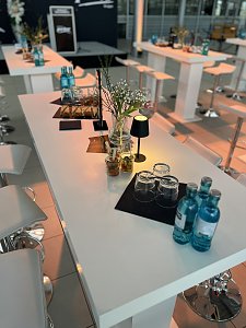 Ein Tisch mit der Vorspeise und Getr&auml;nken.