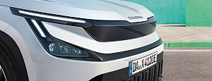 Detailaufnahme der Front des �koda Epiq mit schmalen LED-Scheinwerfern und markanter schwarzer Frontblende.