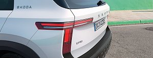 Nahaufnahme des LED-R&uuml;cklichts und der Heckpartie des wei&szlig;en �koda Epiq mit schwarzem Sto&szlig;f&auml;nger.

