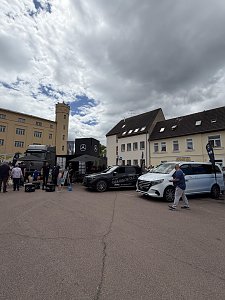 Sicht auf unseren Promotion-Stand: Links steht der Actros und rechts davon der GLC on schwarz und die wei&szlig;e V-Klasse.
