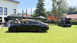 Mercedes-Benz Limousine und SUV werden auf dem Golfplatz vor dem Clubhaus pr&auml;sentiert.