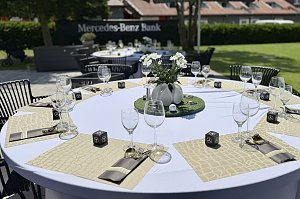 Festlich gedeckter Tisch f&uuml;r die Golfveranstaltung mit Mercedes-Benz Dekoration.