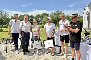 Siegergruppe erh&auml;lt Preise und Mercedes-Benz Geschenktaschen bei der Siegerehrung.
