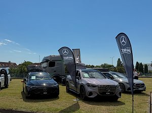 Mehrere ausgestellte Mercedes-Benz-Fahrzeuge des Autohauses Peter auf einer Rasenfl&auml;che im Paul-Greifzu-Stadion, flankiert von Werbefahnen.