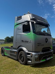 Die vollelektrische Sattelzugmaschine Mercedes-Benz eActros 600 des Autohauses Peter, ausgestellt auf der Rasenfl&auml;che am Rande des Leichtathletikmeetings.