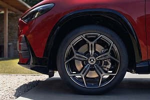 Die Felge des linken Vorderrads eines roten Mercedes-Benz GLA