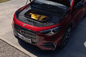 Komplettansicht des neuen GLA mit offener Motorhaube, um Stauraum zu präsentieren.