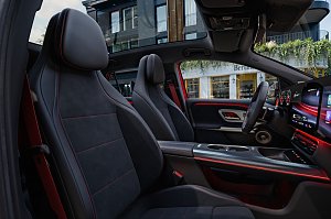 Innenraum des neuen Mercedes-Benz GLA mit Fokus auf Fahrer- und Beifahrersitz.