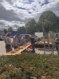 G&auml;ste bedienen sich am Buffet