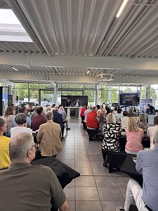 G&auml;ste im Autohaus zum politischen Fr&uuml;hst&uuml;ck