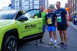 Teilnehmer der Autohaus Peter Gruppe mit dem gr&uuml;nen Jeep Compass vor dem Start des Erfurter Nachtlaufs 2026