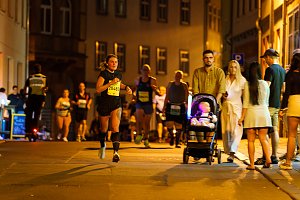 L&auml;uferin beim Erfurter Nachtlauf 2026 auf der beleuchteten Strecke durch die Erfurter Innenstadt