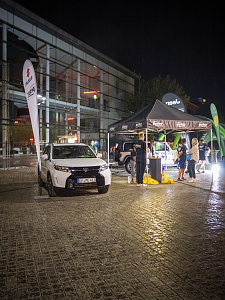Suzuki Vitara und Jeep Wrangler Rubicon am Stand der Autohaus Peter Gruppe beim Erfurter Nachtlauf 2026
