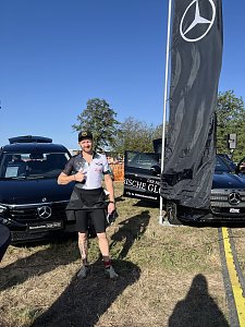 Serviceberater Robert Spaeth im Sportoutfit am Ausstellungsstand. Er steht l&auml;chelnd mit Daumen nach oben zwischen zwei Fahrzeugen.