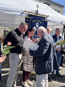 Geschäftsführerin Christina Dost und Serviceleiter Enrico Dost bekommen die Auszeichnung zum 10-jährigen Geschäftsjubiläum am Standort in Dessau überreicht.