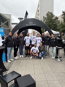Man sieht das Team vom Autohaus Peter vor dem Promotion-Stand, alle l&auml;cheln in die Kamera.