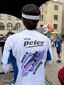 Man sieht von hinten das Autohaus Peter Team-Shirt. Darauf steht #TEAM peter und "Immer in Bewegung".