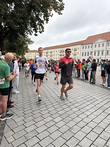 Man sieht einen L&auml;ufer unseres peter-Teams auf der Strecke.