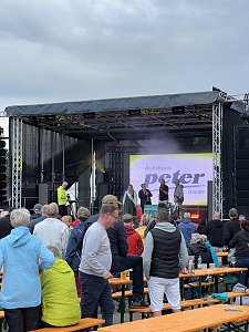 Blick auf die Eventb&uuml;hne: Die feierliche Siegerehrung der Rawalympischen Spielee, im Hintergrund ist das Logo der Autohaus Peter Gruppe auf der gro&szlig;en LED-Leinwand &uuml;ber den K&ouml;pfen der Zuschauer.