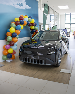 Schwarzer �koda Epiq in einem hellen Autohaus, dekoriert mit einem Bogen aus bunten Luftballons.


