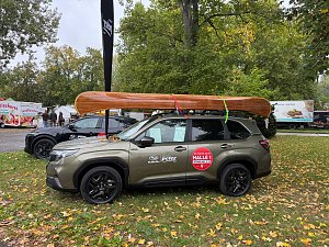 Subaru-Fahrzeug auf dem Messegel&auml;nde mit Holzkajak auf dem Dach 