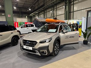 Autohaus Peter Messestand in der Halle mit mehreren Fahrzeugen
