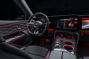 Man sieht das Interieur des Fahrzeuges wie das Lenkrad und den Touchscreen. Alles in Graut&ouml;nen mit roten Akzenten. 