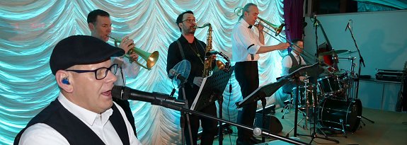 Daniel Solf & Band mit S&auml;ngerin Doro lieferten die perfekten Tanzrhythmen.