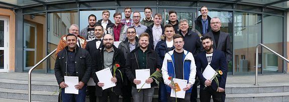 Letztes Klassenfoto vor dem Staatlichen Berufsschulzentrum f&uuml;r die Klasse Kfz-Technik 16 b. Nun sind die einstigen Azubis sie Gesellen.