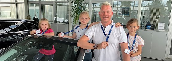 Selina, Anna Lena und Dorothea (v.l.) posieren mit Marcel Laufer f&uuml;rs Foto und zeigen stolz ihre Schl&uuml;sselb&auml;nder, die ausnahmsweise einmal zweckentfremdet werden - f&uuml;r ihren Essens-Pass.