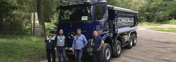 Lkw-Verk&auml;ufer Andr&eacute; Schmidt (2.v.l.) hatte zum pers&ouml;nlichen Testen nach &Ouml;tigheim eingeladen. Die Unternehmer Ralf Pf&uuml;tzenreuter, Gunnar H&uuml;ttig und Udo Stitz waren begeistert, die Turbo-Retarder-Kupplung und die hydraulisch angetriebene Vorderachse (HAD) unter realen Bedingungen auszuprobieren.