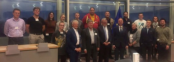 Die Th&uuml;ringer Delegation bei EU-Kommissar Nicolas Schmit (1. Reihe, 5.v.l.). Links daneben Peter-Ausbildungsleiter Achit T&ouml;lle, in der hinteren Reihe links Moritz Arenswald, verantwortlich f&uuml;r die kaufm&auml;nnische Ausbildung.