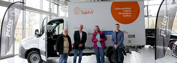 Mercedes-Benz unterst&uuml;tzt die Osteroder Tafel e.V. mit einem neuen Sprinter K&uuml;hlkoffer