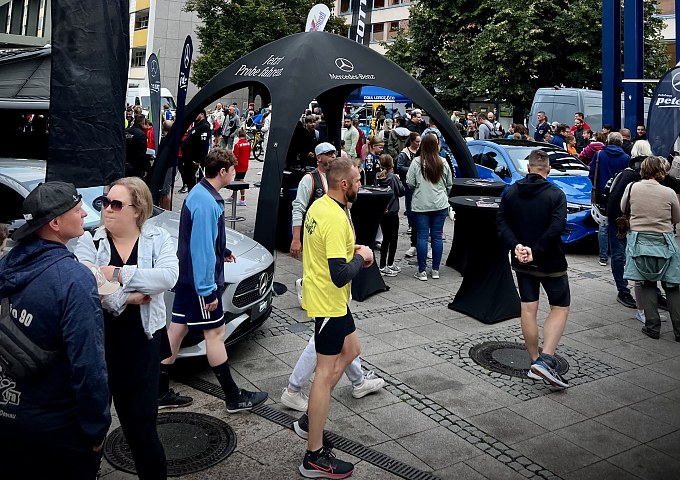 Dieses Bild zeigt Impressionen vom Autohaus Peter Stand mit vielen Besuchern w&auml;hrend des Events.