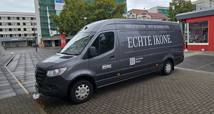 Bild von einem grauen Sprinter der beim CityRun als Stra&szlig;ensperre diente.