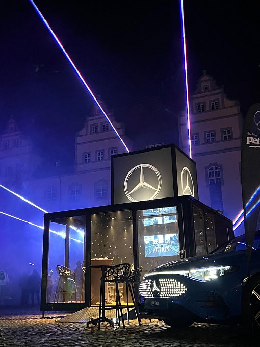 Trotz einer atemberaubenden Lasershow sorgte sowohl unser Event-Cube und auch der neue CLA f&uuml;r einen imposanten Auftritt.