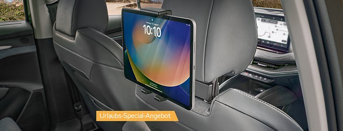 Tablet-Halterung an Autositzlehne im Fahrzeug montiert, beworben als Urlaubs-Special-Angebot.