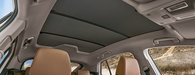 Innenansicht eines Fahrzeugs mit geschlossenem Sonnenschutz am Panoramadach