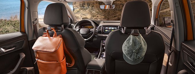 Fahrzeuginnenraum mit Taschen- und Hakenhalterungen an den Vordersitzen.